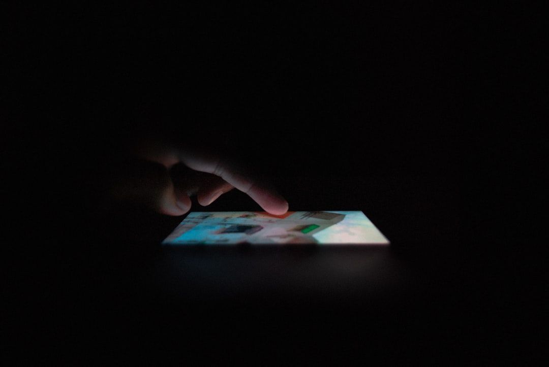 一个能自己写自己的 HTML,我在 Safari 上捏碎了